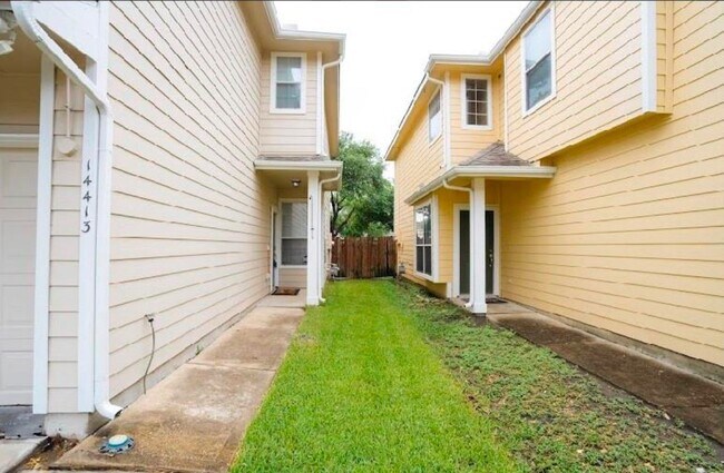 Building Photo - 14413 Rosehedge Ct