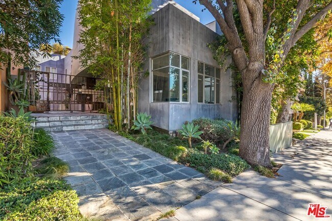 Building Photo - 900 N W Knoll Dr