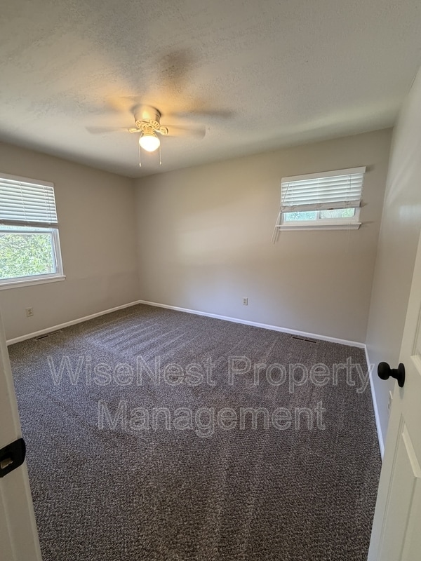 Building Photo - 1820 E Cherokee Ln