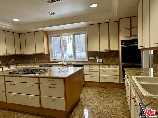 Building Photo - 414 N Las Palmas Ave