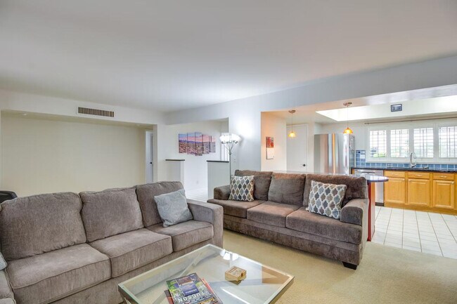 Building Photo - 5026 N Crestridge Dr