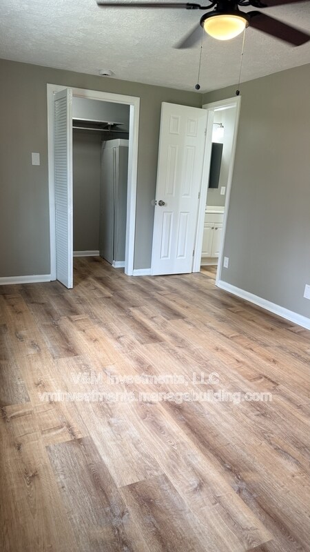 Building Photo - 522 Oak St