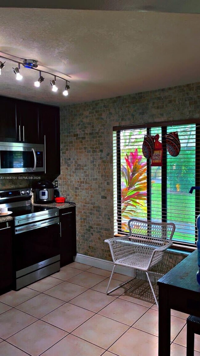 Building Photo - 7509 SW 26th Ct