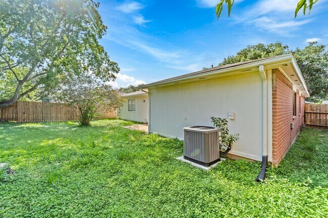 Building Photo - 17043 Macleish Dr