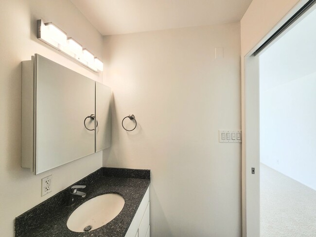Building Photo - Top floor large 2 bed 2 bath open views at Woodlake