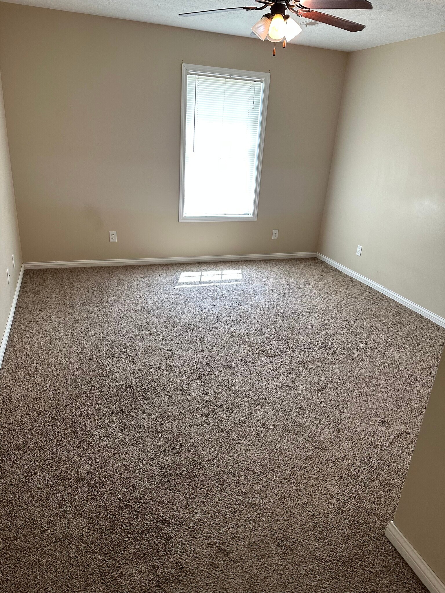bedroom - 575 N Cartwright St