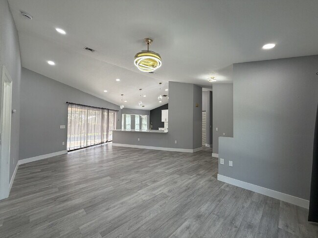 Building Photo - "Charming 3-Bedroom Retreat with 2 Full Baths on Aurora St NW!"