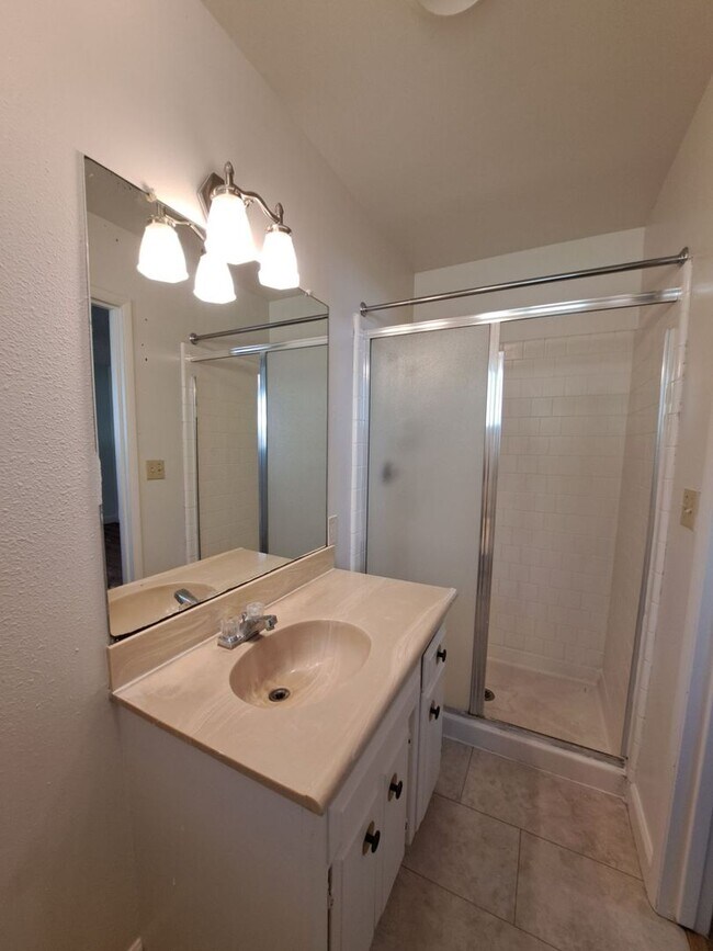 Building Photo - Beautiful Single-Level Fresno Home | 3 Beds, 2 Baths, Garage & Pet-Friendly!