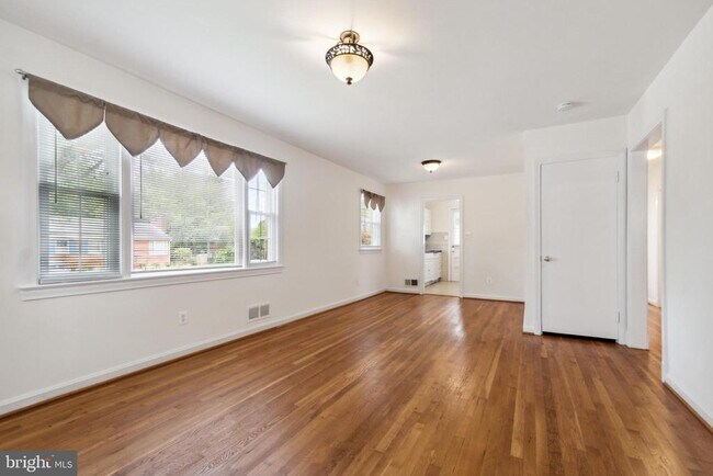 Building Photo - 9923 Mayfield Dr