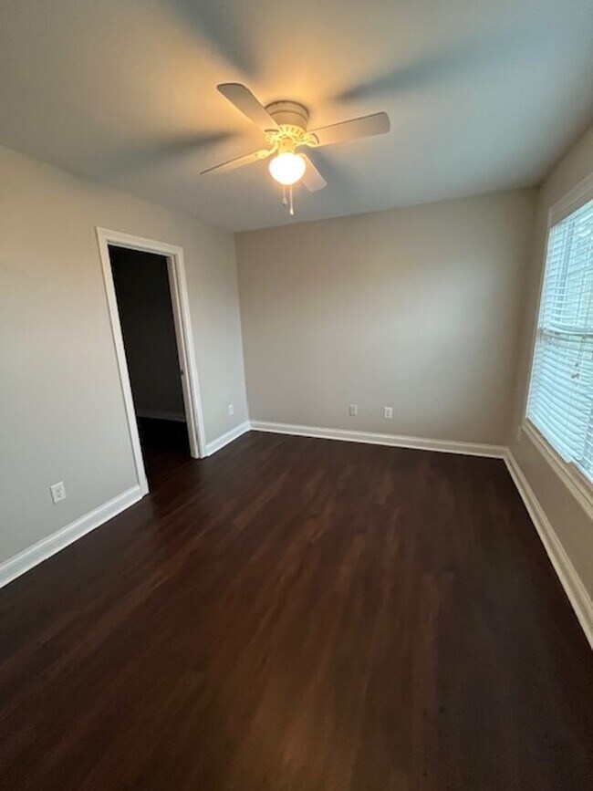 Building Photo - 4-bedroom, 2.5-bathroom home located in the heart of Lexington, KY