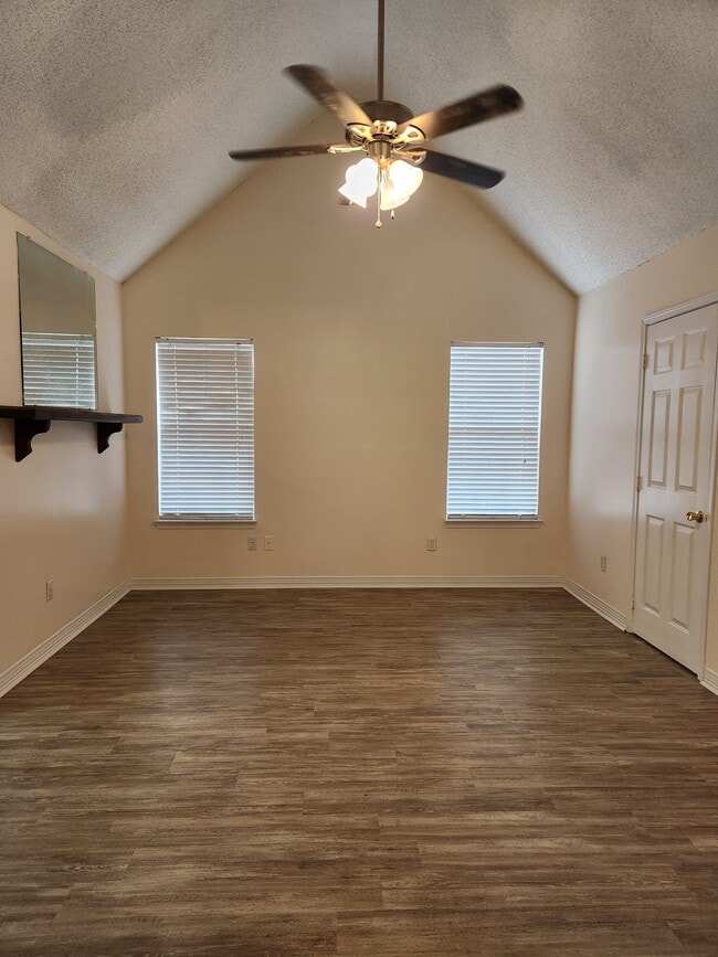 Building Photo - 1504 Beachview Dr