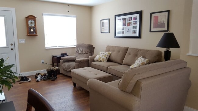 Building Photo - 3 Bedroom Duplex