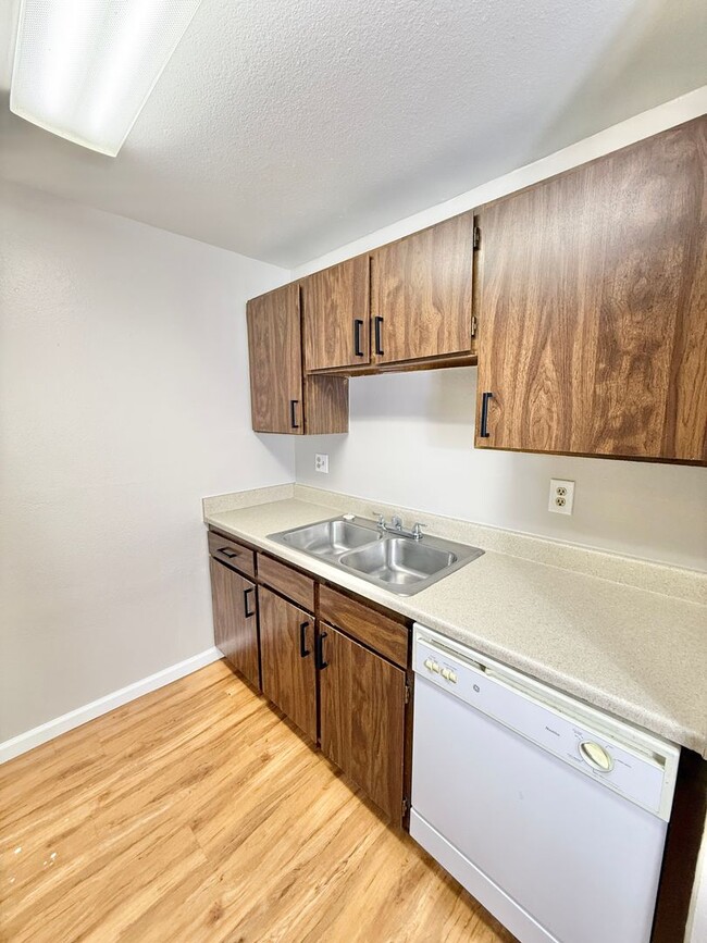 Building Photo - $500 off your 2nd months rent!