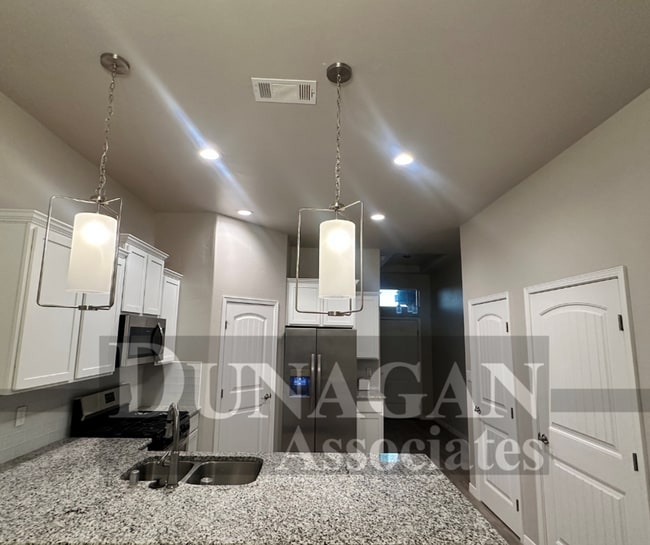 Building Photo - 4 Bedroom 2 Bath