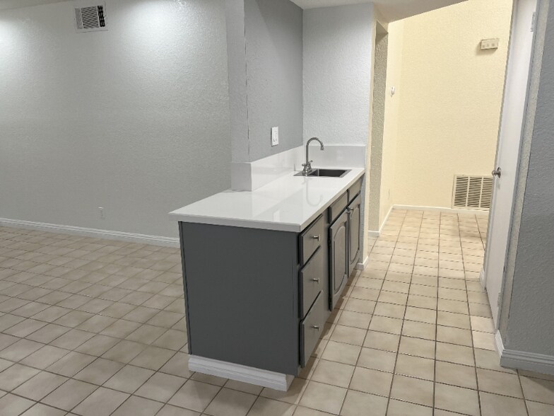 Building Photo - 24430 Robinwood Dr