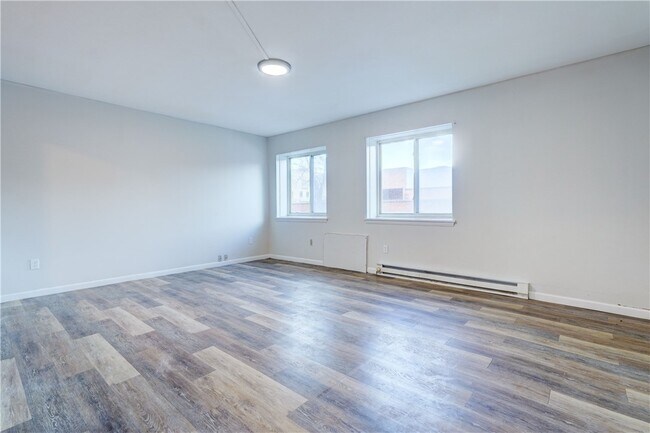 Building Photo - 404 Main St