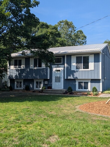 Primary Photo - 3317 Mapel St S