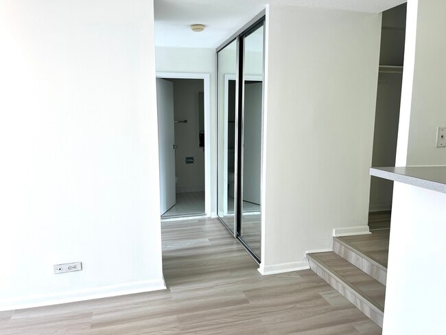 Building Photo - 230 E Ontario St