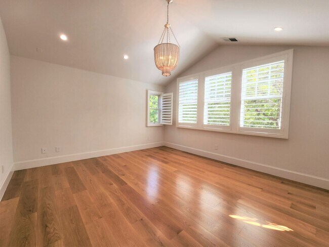 Building Photo - Updated Home Available in Downtown Palo Alto available first week of September!