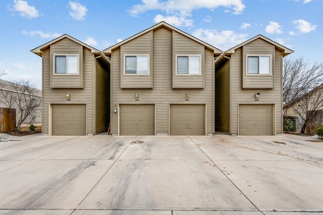 Primary Photo - Spacious 3 bedroom 2.5 bath townhouse in Derby available NOW!