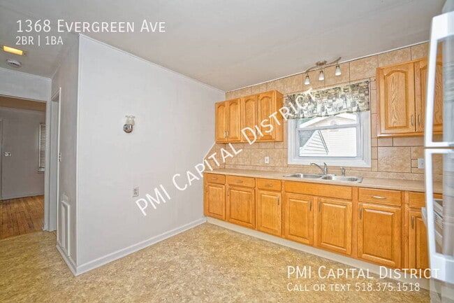 Building Photo - 1368 Evergreen Ave