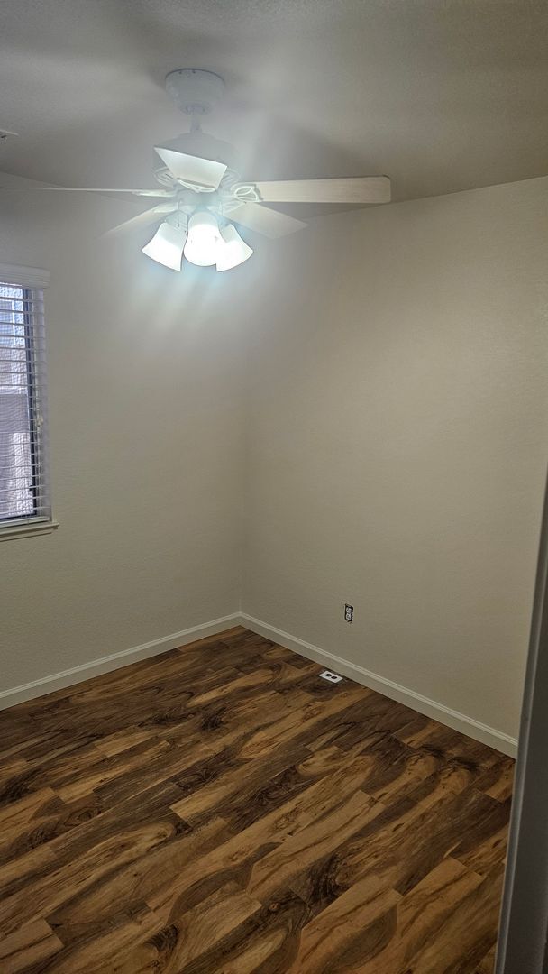 Building Photo - 4 Bedroom 2 bath Large home available Now!