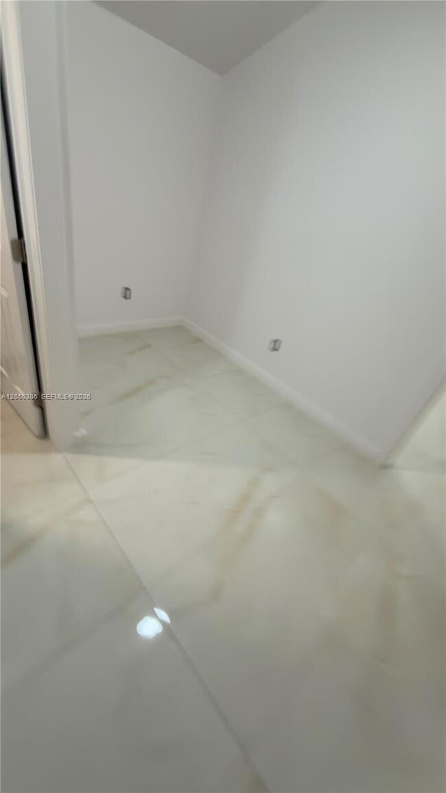 Building Photo - 1150 SW 9th Ave