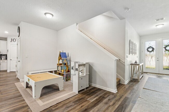 Building Photo - Spacious 4 Bed / 4 Bath Home with Upgrades...