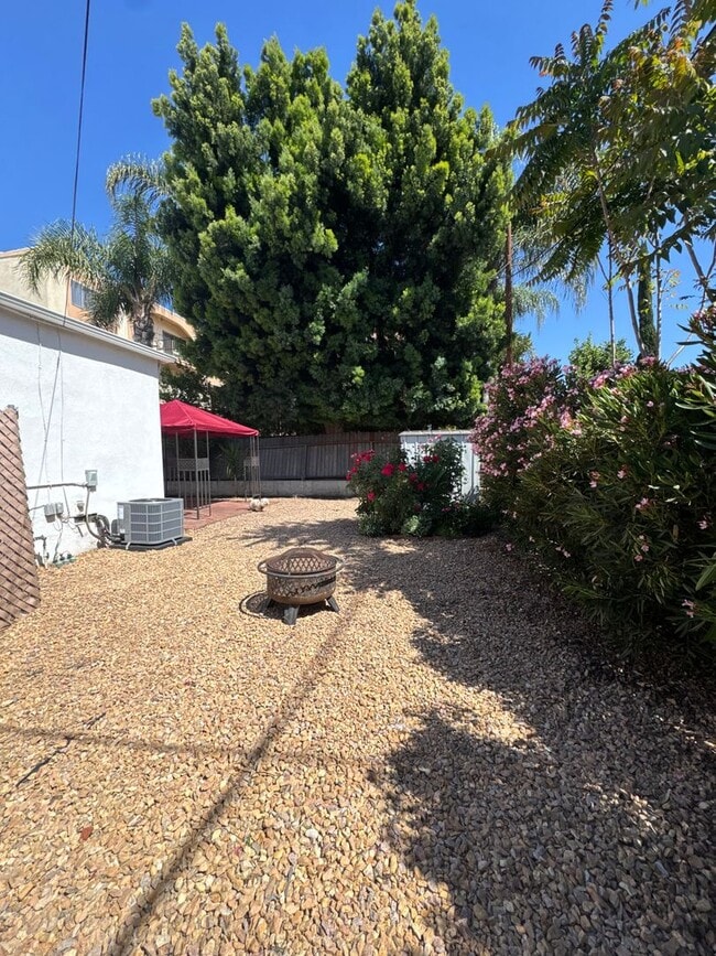 Building Photo - Sherman Oaks 2BD w/ Private Backyard, In-Unit W/D & Parking