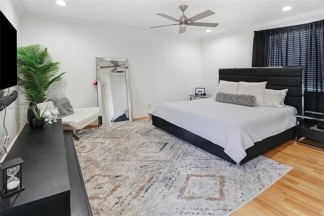 Building Photo - 601 NE 11th Ave