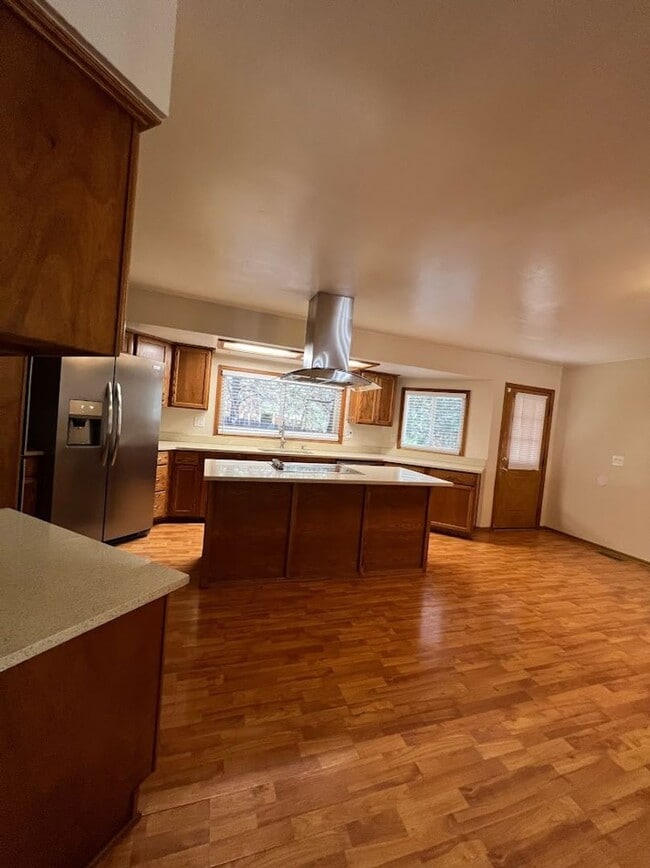 Building Photo - Long Realty & Property Management - 5 Bedr...