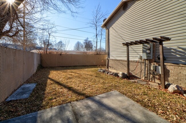 Building Photo - Pet Friendly Town home