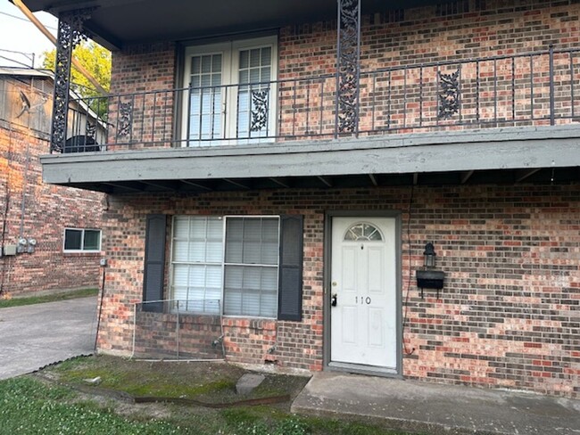 Primary Photo - 110-112 Fairview St Sherman
