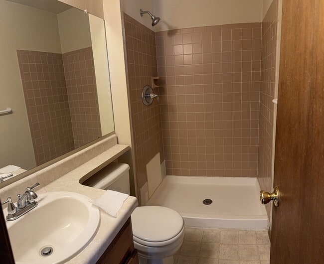 Building Photo - 6465 Chantilly Pl
