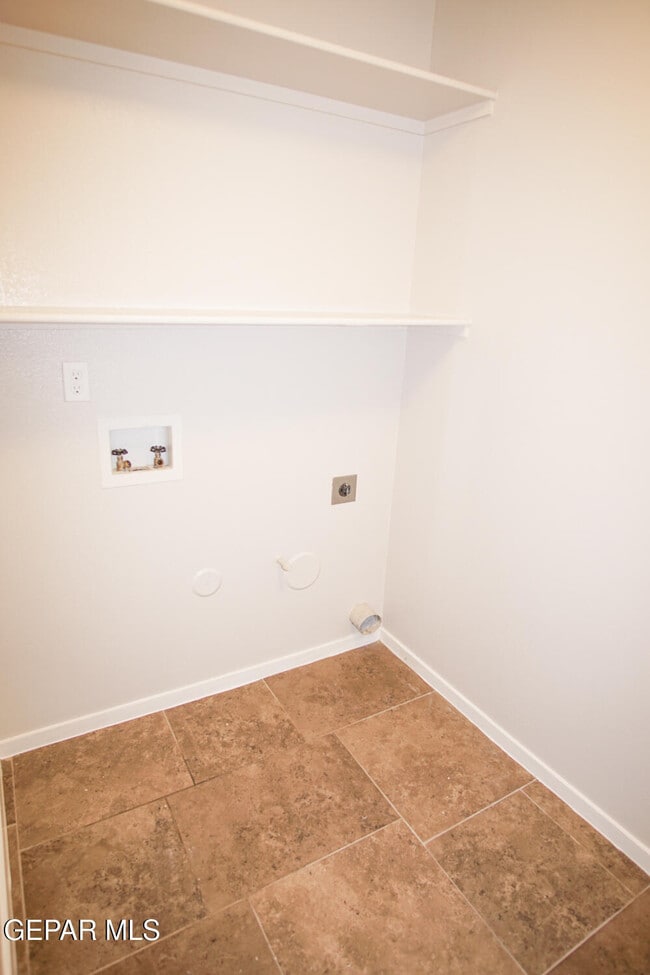 Building Photo - 4200 Camelot Heights Dr