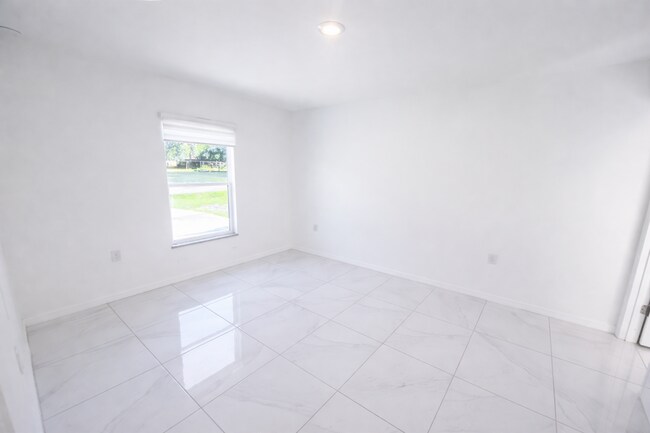 Building Photo - Beautiful 3 bedroom home Sw Lehigh Acres