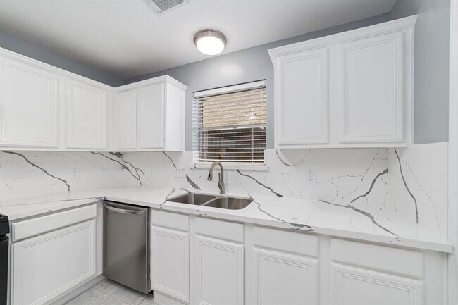 Building Photo - 5530 Imperial Grove Dr