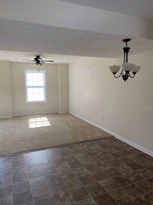 Building Photo - 3 BR 2.5 Bath Townhouse