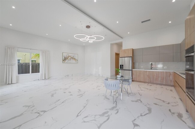 Building Photo - 635 SW 9th St