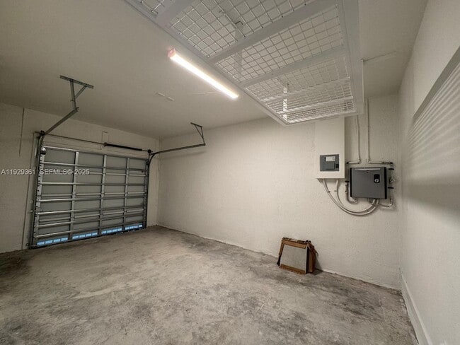 Building Photo - 635 SE 13th St Cir