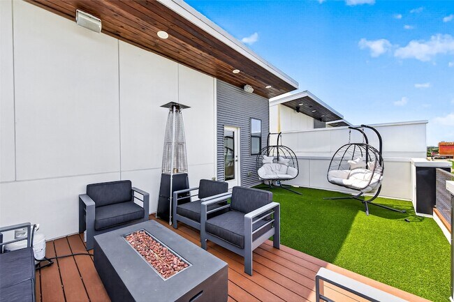 Building Photo - 607 Memorial Heights Dr