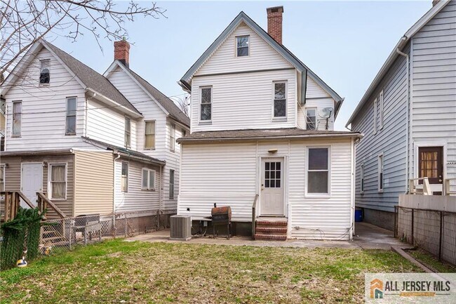 Building Photo - 264 Seaman St