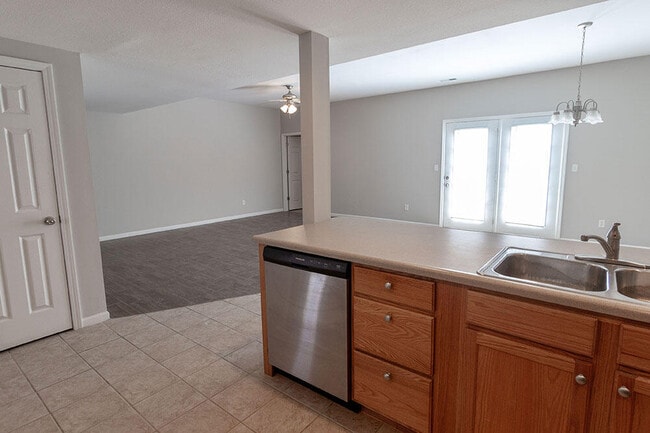 Building Photo - 1924 Center St