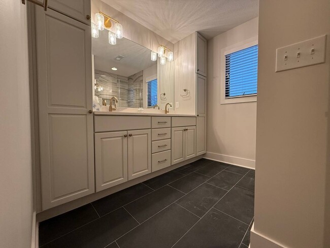 Building Photo - Beautiful 4BR/3.5BA Home in Granger – Spacious & Updated!