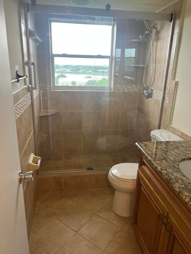 Building Photo - 3300 N Palm Aire Dr