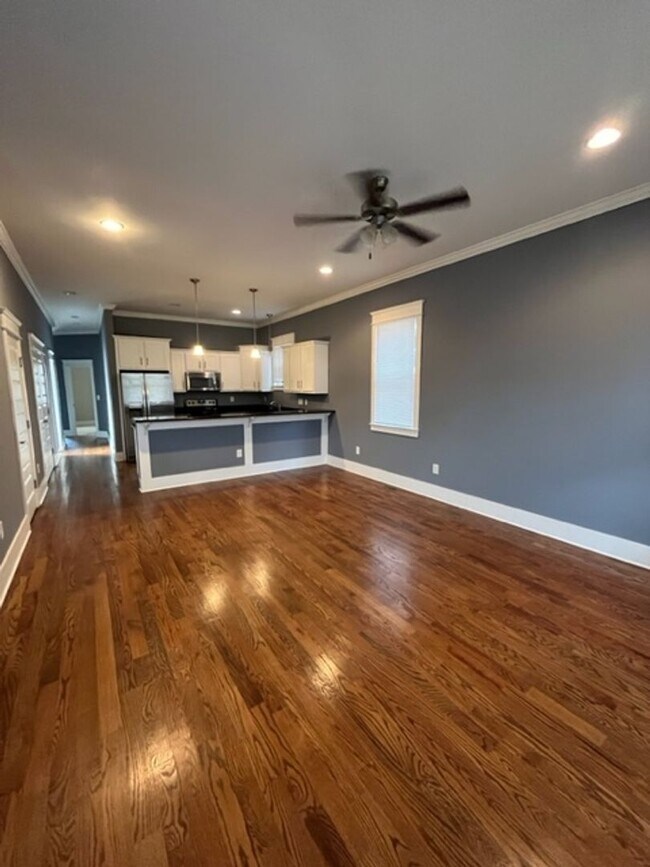 Building Photo - Spacious 3 Bed/2.5 Single Family Home in the Nations, Off Street Parking w Parking pad, Fenced Yard