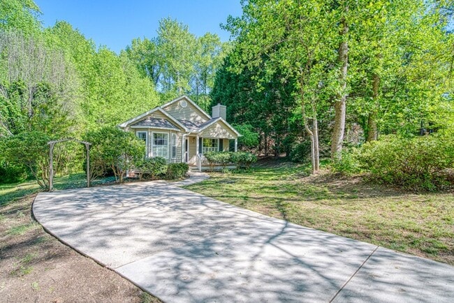 Building Photo - Adorable 2 BR, 2 BA Home - Greater North Main Area, Greenville