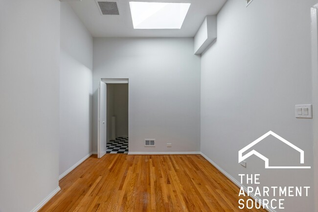 Building Photo - 648 N Damen Ave