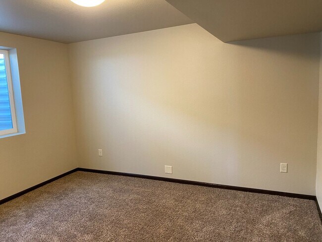 Building Photo - 4 BED | 2 BATH | DOUBLE GARAGE | RAPID VALLEY