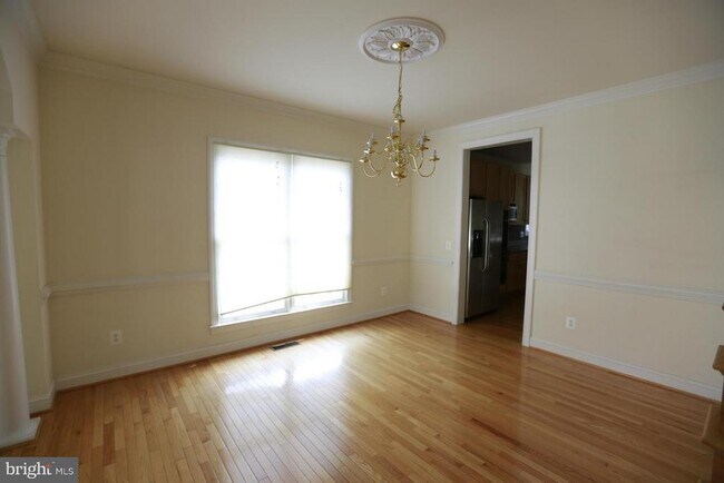 Building Photo - 2339 Sandburg St